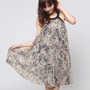Guess sleeveless "Fiona" pleated dress, tiger print, NWT. Sz S